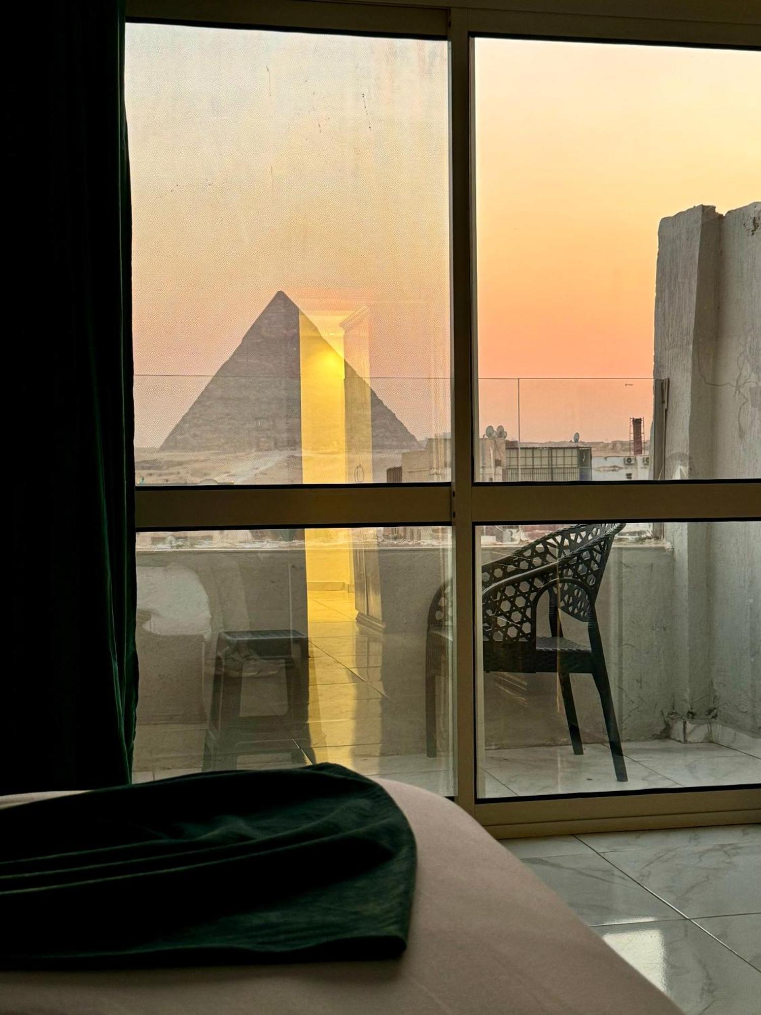 Pyramid Veiw Le Caire